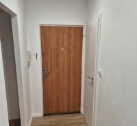 Prenájom 2-izbového bytu Bratislava II, Ružinov - Vstupná chodba v 2-izbovom byte s drevenými podlahami a bielymi stenami.