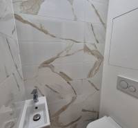 Prenájom 2-izbového bytu Bratislava II, Ružinov - Kúpeľňa v 2-izbovom byte s mramorovým obkladom a WC.