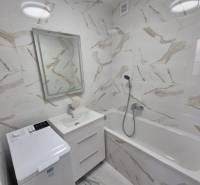 Prenájom 2-izbového bytu Bratislava II, Ružinov - Kúpeľňa s vaňou, umývadlom, zrkadlom a práčkou v 2-izbovom byte.