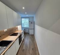 Prenájom 2-izbového bytu Bratislava II, Ružinov - Kuchyňa v 2-izbovom byte s dreveným obkladom a modernými spotrebičmi.