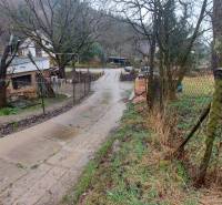 Pozemok na predaj - Vydrná - Vidiecke domy a cesty obklopené prírodou na rekreačných pozemkoch pri Púchove.