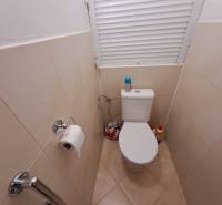 Predaj čiastočne prerobený 3 izbový byt Martin Sever - Toaleta s béžovými obkladmi v 3-izbovom byte.