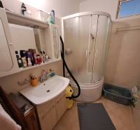 Predaj čiastočne prerobený 3 izbový byt Martin Sever - Kúpeľňa s umývadlom, sprchovacím kútom a úložnými skrinkami v 3-izbovom byte.