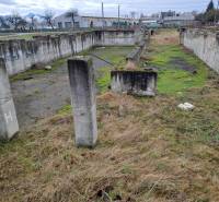 Stavebný pozemok 2 375 m² v obci Valča  - Staré betónové základy v Valči vhodné na Pozemky - bývanie, obklopené trávou a stromami.