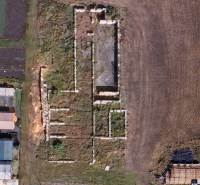 Stavebný pozemok 2 375 m² v obci Valča  - Stavba základu na pozemku v blízkosti Valče vhodný na bývanie.