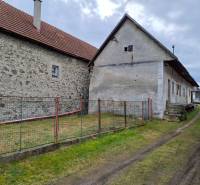 Rodinný dom v obci Háj v pôvodnom stave s veľkým potenciálom - Exteriér rodinného domu v Háji s kamennými stenami a šikmou strechou.