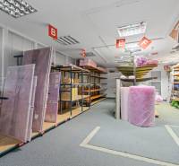 Showroom/kancelárie 357 m², Zadunajská cesta, Petržalka, BA - Skladové priestory s policami, kartónmi a balíkovacím materiálom.