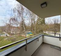Na prenájom nový, komplet zariadený 1i byt - parking a loggia, Trenčín - Balkón s výhľadom na zeleň v 1-izbovom byte na Soblahovskej v Trenčíne.