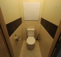 Predaj 4-izbového bytu na začiatku Petržalky Bratislava V - Kúpeľňa v 4-izbovom byte s toaletou a dlažbou, doplnená o svetlý koberec.