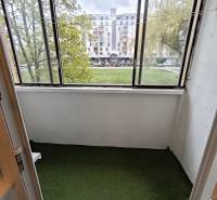 Predaj 4-izbového bytu na začiatku Petržalky Bratislava V - Zasklená lodžia so zeleňou v 4-izbovom byte s výhľadom na Wolkrovu ulicu v Petržalke.