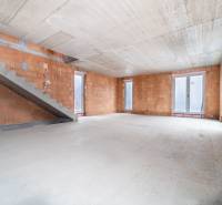 ATRAKTÍVNA MODERNÁ 5 IZB.ROZOSTAVANÁ VILA na KOLIBE - Priestranný interiér rodinného domu v nedokončenom stave s viditeľným schodiskom.