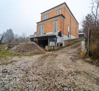 ATRAKTÍVNA MODERNÁ 5 IZB.ROZOSTAVANÁ VILA na KOLIBE - Rodinný dom na Sudovej ulici v štvrti Bratislava - Kramáre s neudržiavaným pozemkom.