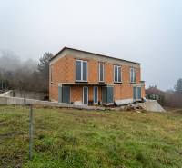 ATRAKTÍVNA MODERNÁ 5 IZB.ROZOSTAVANÁ VILA na KOLIBE - Rodinný dom na Sudovej ulici, Bratislava - Kramáre, v hmlistom prírodnom prostredí.