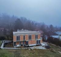 ATRAKTÍVNA MODERNÁ 5 IZB.ROZOSTAVANÁ VILA na KOLIBE - Rodinný dom v Bratislave na Kramároch na Sudovej ulici, obklopený hmlistým počasím.