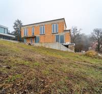 ATRAKTÍVNA MODERNÁ 5 IZB.ROZOSTAVANÁ VILA na KOLIBE - Rodinný dom vo výstavbe na Sudovej ulici v Bratislave - Kramáre, zasadený v kopcovitom teréne.
