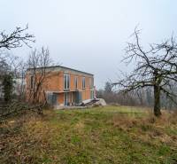 ATRAKTÍVNA MODERNÁ 5 IZB.ROZOSTAVANÁ VILA na KOLIBE - Rodinný dom na Sudovej ulici v Bratislave - Kramároch, obklopený stromami.