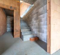 ATRAKTÍVNA MODERNÁ 5 IZB.ROZOSTAVANÁ VILA na KOLIBE - Nedokončené schodisko a surové tehlové steny v rodinnom dome.