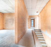 ATRAKTÍVNA MODERNÁ 5 IZB.ROZOSTAVANÁ VILA na KOLIBE - Interiér rodinného domu s pohľadom na nedokončené steny a schodisko.