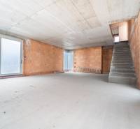 ATRAKTÍVNA MODERNÁ 5 IZB.ROZOSTAVANÁ VILA na KOLIBE - Holé steny a betónová podlaha v rodinnom dome so schodiskom.