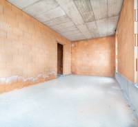 ATRAKTÍVNA MODERNÁ 5 IZB.ROZOSTAVANÁ VILA na KOLIBE - Prázdna miestnosť v rodinnom dome s tehlovými stenami a betónovým stropom.