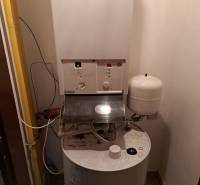 PREDAJ NEBYTOVÉHO PRIESTORU TAKMER V CENTRE PEZINKA - Plynový kotol a bojler Vaillant v malej technickej miestnosti na Hrnčiarskej blízko kancelárie.