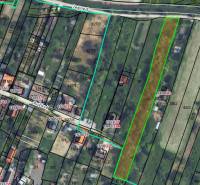 PREDAJ INVESTIČNÉHO POZEMKU V ŠENKVICIACH NA VÝSTAVBU RD - 2197 m2 - Pozemok na Ružovej v Šenkviciach, vhodný na bývanie, s detailnými parcelnými číslami.
