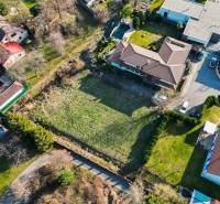  SP V LIMBACHU - 1310 m2 - SO ST.POVOLENÍM A PROJEKTOM V CENE - Pohľad na stavebné pozemky na ulici Družstevná, ideálne pre bývanie v tichom prostredí.
