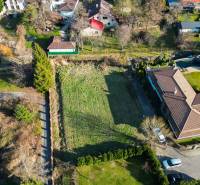  SP V LIMBACHU - 1310 m2 - SO ST.POVOLENÍM A PROJEKTOM V CENE - Na ulici Družstevná pozemky vhodné na bývanie, s budovami a vozovkou, príroda v okolí.