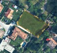  SP V LIMBACHU - 1310 m2 - SO ST.POVOLENÍM A PROJEKTOM V CENE - Rovinatý pozemok na ulici Družstevná, ideálny pre bývanie, s presne zameranými rozmermi.