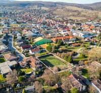  SP V LIMBACHU - 1310 m2 - SO ST.POVOLENÍM A PROJEKTOM V CENE - Letecký pohľad na ulicu Družstevná, pozemky pre bývanie na vidieku v obci.