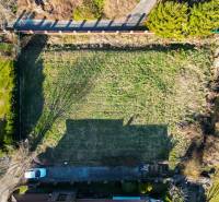  SP V LIMBACHU - 1310 m2 - SO ST.POVOLENÍM A PROJEKTOM V CENE - Letecký pohľad na parcely vhodné pre výstavbu bývania na ulici Družstevná.