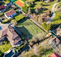  SP V LIMBACHU - 1310 m2 - SO ST.POVOLENÍM A PROJEKTOM V CENE - Letecký pohľad na ulicu Družstevná: prírodné pozemky ideálne na bývanie a rekreáciu.