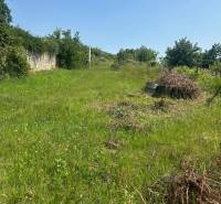ATRAKTÍVNÝ SP VO SVATOM JURE 1088 m2 - Pozemky - bývanie v časti Zuby, Svätý Jur, s trávnatou plochou a okolím prírody.