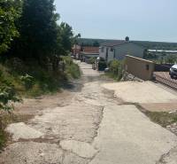 ATRAKTÍVNÝ SP VO SVATOM JURE 1088 m2 - Pohľad na uličku Zuby v meste Svätý Jur, obklopenú domami a prírodou. Pozemky - bývanie.