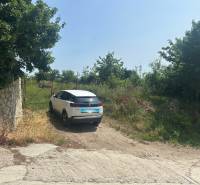 ATRAKTÍVNÝ SP VO SVATOM JURE 1088 m2 - Auto zaparkované pri bráne na pozemku v Svätom Jure na ulici Zuby.
