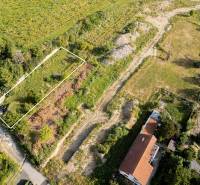 ATRAKTÍVNÝ SP VO SVATOM JURE 1088 m2 - Pozemky - bývanie v lokalite Svätý Jur, ulica Zuby, obklopené zeleňou a susednými domami.