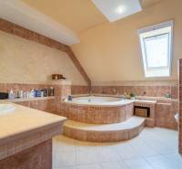 ,,,EXKLUZÍVNE,,,PREDAJ PRIESTRANNÉHO 5 IZB.RD V PEZINKU / LIMBACH - Kúpeľňa v rodinnom dome s vaňou, dvoma umývadlami a strešným oknom.