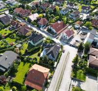 ,,,EXKLUZÍVNE,,,PREDAJ PRIESTRANNÉHO 5 IZB.RD V PEZINKU / LIMBACH - Rodinné domy na Fajgalskej ceste v Limbachu, obklopené záhradami a zeleňou.