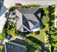 ,,,EXKLUZÍVNE,,,PREDAJ PRIESTRANNÉHO 5 IZB.RD V PEZINKU / LIMBACH - Letecký pohľad na rodinný dom v Limbachu na Fajgalskej ceste s upravenou záhradou.