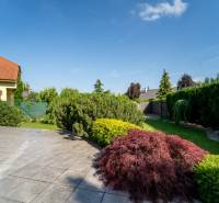 ,,,EXKLUZÍVNE,,,PREDAJ PRIESTRANNÉHO 5 IZB.RD V PEZINKU / LIMBACH - Rodinný dom na ulici Kamenice v Pezinku má pekne udržiavanú záhradu s terasou.