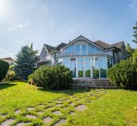 ,,,EXKLUZÍVNE,,,PREDAJ PRIESTRANNÉHO 5 IZB.RD V PEZINKU / LIMBACH - Rodinný dom na Kameniciach v Pezinku s veľkými oknami, záhradou a terasou.