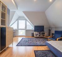 ,,,EXKLUZÍVNE,,,PREDAJ PRIESTRANNÉHO 5 IZB.RD V PEZINKU / LIMBACH - Podkrovná izba s televízorom, sedacou súpravou a kobercami v rodinnom dome.