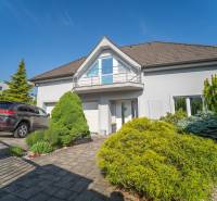 ,,,EXKLUZÍVNE,,,PREDAJ PRIESTRANNÉHO 5 IZB.RD V PEZINKU / LIMBACH - Rodinný dom na ulici Kamenice v Pezinku so záhradou, autom a parkoviskom.