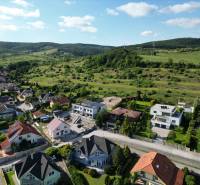 ,,,EXKLUZÍVNE,,,PREDAJ PRIESTRANNÉHO 5 IZB.RD V PEZINKU / LIMBACH - Rodinné domy na Fajgalskej ceste v Limbachu, obklopené zeleňou a kopcami.