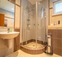 ,,,EXKLUZÍVNE,,,PREDAJ PRIESTRANNÉHO 5 IZB.RD V PEZINKU / LIMBACH - Kúpeľňa v rodinnom dome so sprchovým kútom, umývadlom a hnedým obkladom.