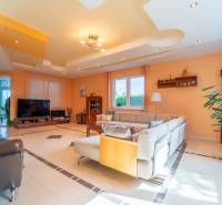 ,,,EXKLUZÍVNE,,,PREDAJ PRIESTRANNÉHO 5 IZB.RD V PEZINKU / LIMBACH - Obývacia izba v rodinnom dome s pohodlnou sedačkou a televízorom, svetlé steny.