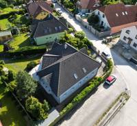 ,,,EXKLUZÍVNE,,,PREDAJ PRIESTRANNÉHO 5 IZB.RD V PEZINKU / LIMBACH - Letecký pohľad na rodinný dom na Fajgalskej ceste v Limbachu, obklopený zeleňou.
