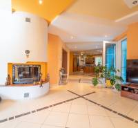 ,,,EXKLUZÍVNE,,,PREDAJ PRIESTRANNÉHO 5 IZB.RD V PEZINKU / LIMBACH - Interiér rodinného domu s krbom, televízorom a otvorenou kuchyňou na Kamenici v Pezinku.