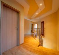 ,,,EXKLUZÍVNE,,,PREDAJ PRIESTRANNÉHO 5 IZB.RD V PEZINKU / LIMBACH - Chodba na poschodí rodinného domu s drevenou podlahou a zábradlím pri schodoch.