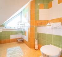 ,,,EXKLUZÍVNE,,,PREDAJ PRIESTRANNÉHO 5 IZB.RD V PEZINKU / LIMBACH - Kúpeľňa v rodinnom dome s farebnými obkladmi a šikmým oknom.